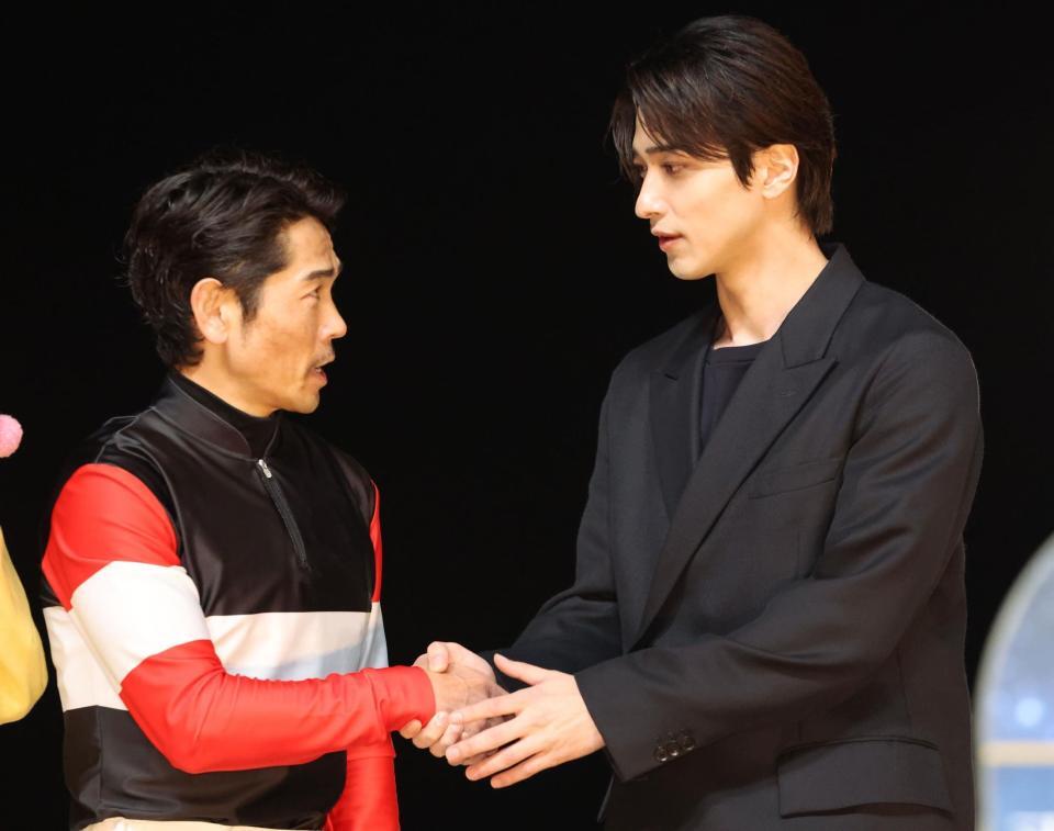 横浜流星と祝福の握手をする戸崎圭