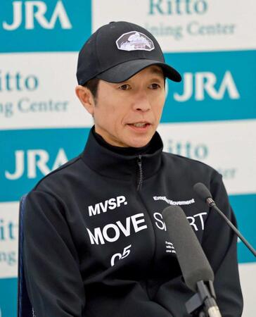 　記者会見で答える武豊（撮影・石湯恒介）