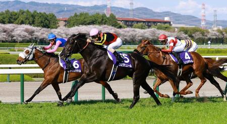 大阪杯２着のメイショウタバル（左）と１着のクロワデュワール＝４月５日