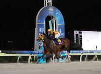 東京プリンセス賞を制したヘスペリスと競り負けた１番人気のアンジュルナ（奥）