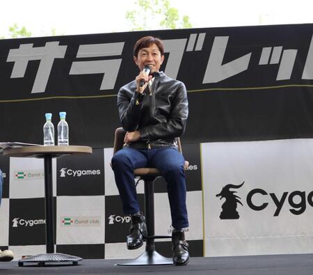 　トークショーを行う武豊