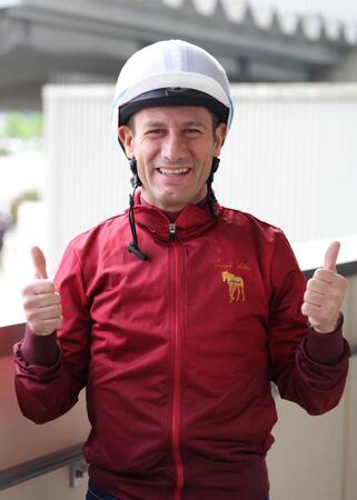 　アメリカから一時帰国し、栗東トレセンで調教を行ったミルコ・デムーロ（撮影・坂部計介）