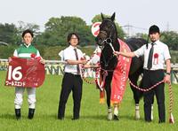 京王杯ＳＣを勝利したワールズエンドと津村（左）＝撮影・園田高夫