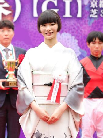 表彰式でプレゼンターを務めた見上愛（撮影・坂部計介）