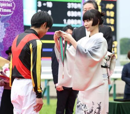 １１Ｒ、クロデュノールで天皇賞を制した北村友一（左）にメダルを授与するプレゼンターの見上愛（撮影・中田匡峻）