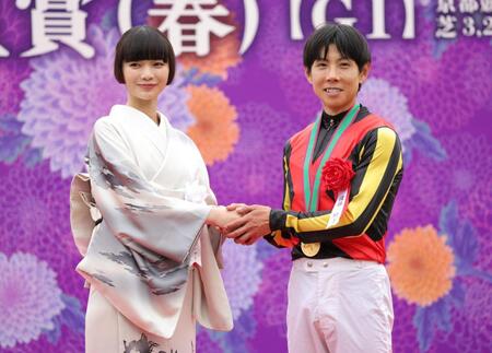 プレゼンターを務めた見上愛（左）と笑顔で握手をかわす北村友一（撮影・坂部計介）