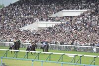 １１Ｒ、大観衆の前で激走するクロワデュノール（中央）＝撮影・中田匡峻