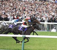 １１Ｒ、天皇賞を制したクロワデュノール（手前）＝撮影・中田匡峻