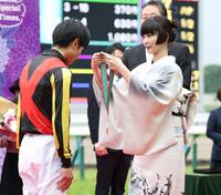 １１Ｒ、クロデュノールで天皇賞を制した北村友一（左）にメダルを授与するプレゼンターの見上愛（撮影・中田匡峻）