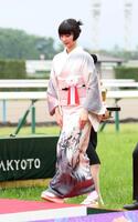 表彰式でプレゼンターとして登壇する見上愛（撮影・中田匡峻）