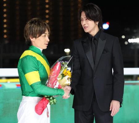 川田将雅騎手と握手をする山下智久
