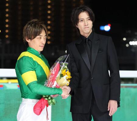 川田将雅と握手をする山下智久