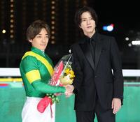 川田将雅と握手をする山下智久