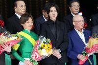 記念写真に納まる山下智久