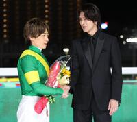 川田将雅騎手と握手をする山下智久