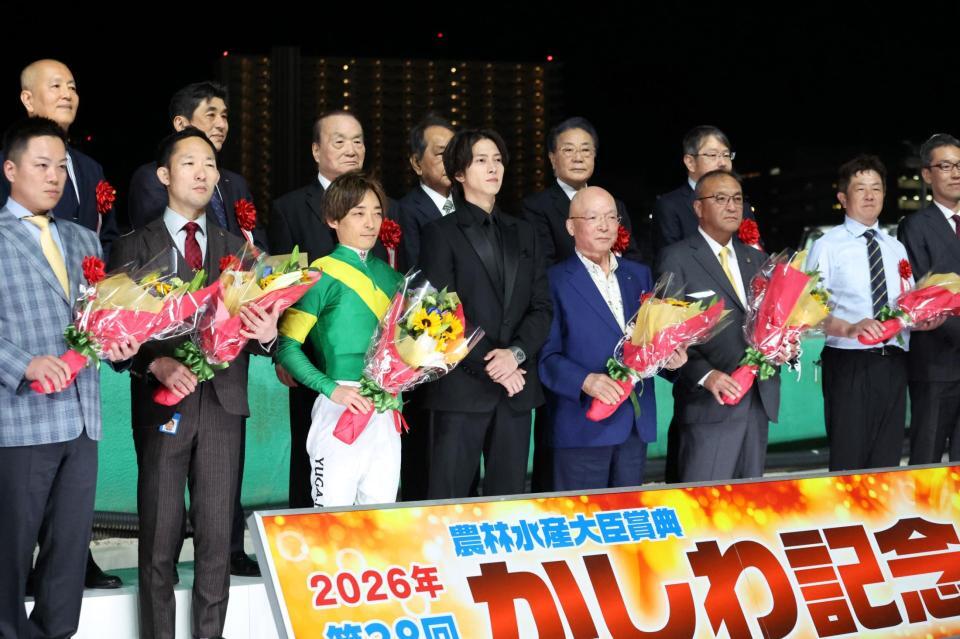 山下智久（中央）