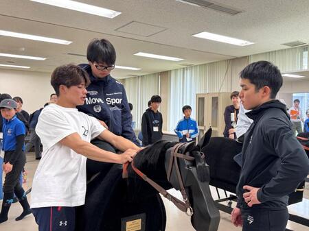 「トレセンインターン」の参加者に木馬を指導する水沼元輝騎手（左）と上里直汰騎手（右）