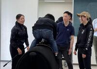 「トレセンインターン」の参加者に木馬を指導する小林美駒騎手、舟山瑠泉騎手、河原田菜々騎手