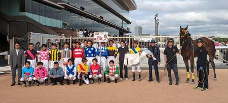 地方競馬通算1000勝を達成した川島一師（左から３人目。左端が多田圭治厩務員）