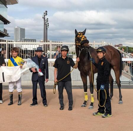 地方競馬通算1000勝を達成した川島一師（右から２人目。左端が多田圭治厩務員）