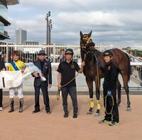 地方競馬通算1000勝を達成した川島一師（右から２人目。左端が多田圭治厩務員）