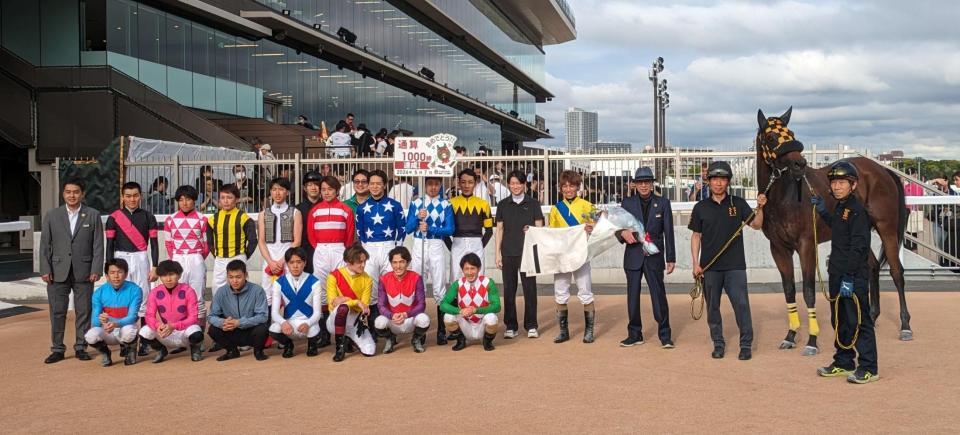 地方競馬通算1000勝を達成した川島一師（左から３人目。左端が多田圭治厩務員）