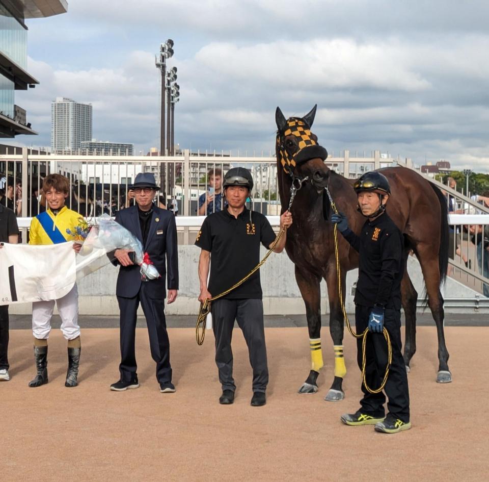 地方競馬通算1000勝を達成した川島一師（右から２人目。左端が多田圭治厩務員）
