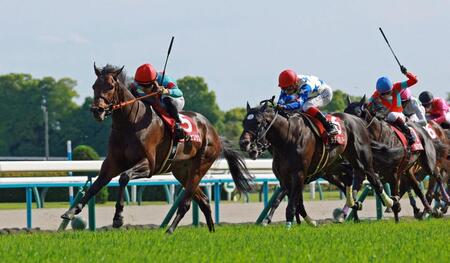外から追い上げるコンジェスタス（左）＝撮影・石湯恒介