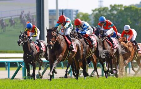 外から追い上げるコンジェスタス（左から２頭目）＝撮影・石湯恒介