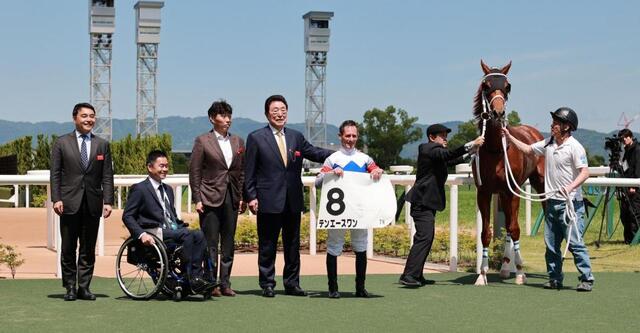 ミルコ・デムーロ騎手　サイン入り競馬新聞 Yahoo!オークション - サラブレッドホースコレクションツインウエハー