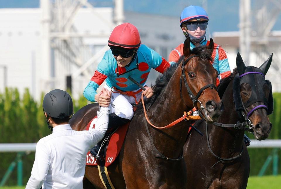 担当と握手を交わす西村淳也（撮影・石湯恒介）