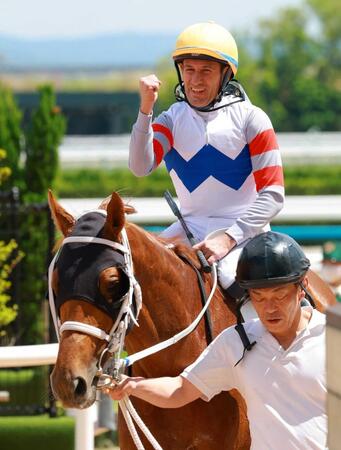 　日本復帰後初ＶにガッツポーズのＭ・デムーロ（撮影・石湯恒介）