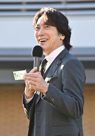 トークショーで買った馬券を披露する佐々木蔵之介（撮影・持木克友）