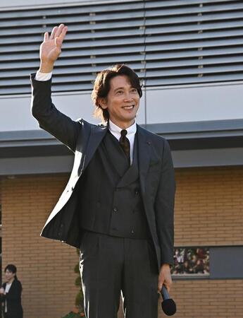 トークショーで笑顔で手を振る佐々木蔵之介（撮影・持木克友）