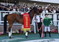 １１Ｒ新潟大賞典を制したグランディアと西村＝撮影・持木克友