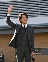 トークショーで笑顔で手を振る佐々木蔵之介（撮影・持木克友）