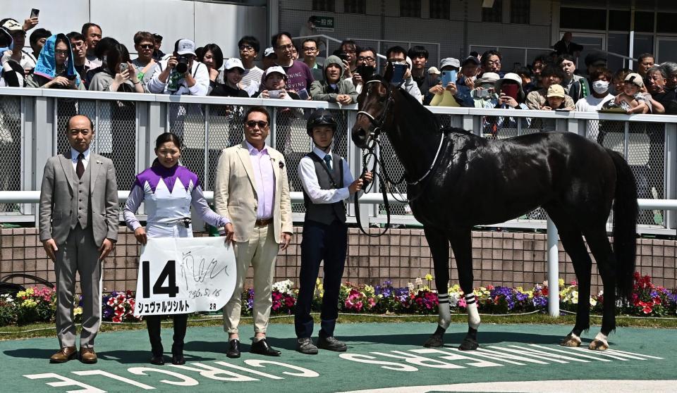 ２Ｒ３歳未勝利を勝ったシュヴァルツシルトと小林美（撮影・持木克友）