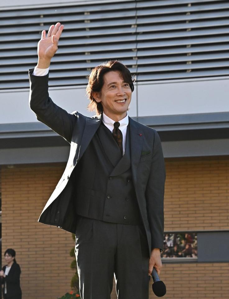 トークショーで笑顔で手を振る佐々木蔵之介（撮影・持木克友）