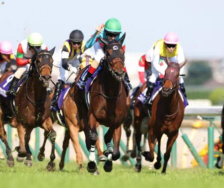 ヴィクトリアマイルを勝利したエンブロイダリー（中央）