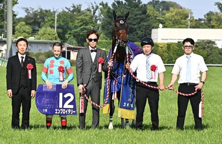 ヴィクトリアマイルを制したエンブロイダリーとＣルメール（撮影・持木克友）