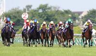 抜け出すエンブロイダリー（右から２頭目）。左端はクイーンズウォーク、左手前２頭目はカムニャック