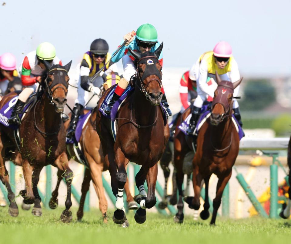 ヴィクトリアマイルを勝利したエンブロイダリー（中央）