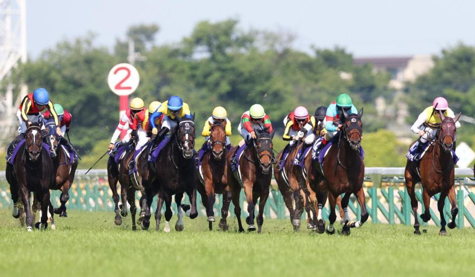 抜け出すエンブロイダリー（右から２頭目）。左端はクイーンズウォーク、左手前２頭目はカムニャック