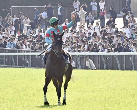 　ファンの声援に応えるルメール