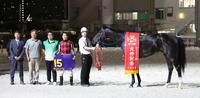 デイリー盃大井記念を制したサントノーレと矢野貴之騎手と関係者＝大井競馬場