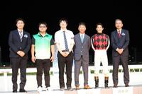 表彰式に登壇したデイリースポーツ常務取締役松森茂行（左）＝大井競馬場