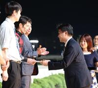 矢野貴之騎手に賞金を授与するデイリースポーツ常務取締役松森茂行＝大井競馬場