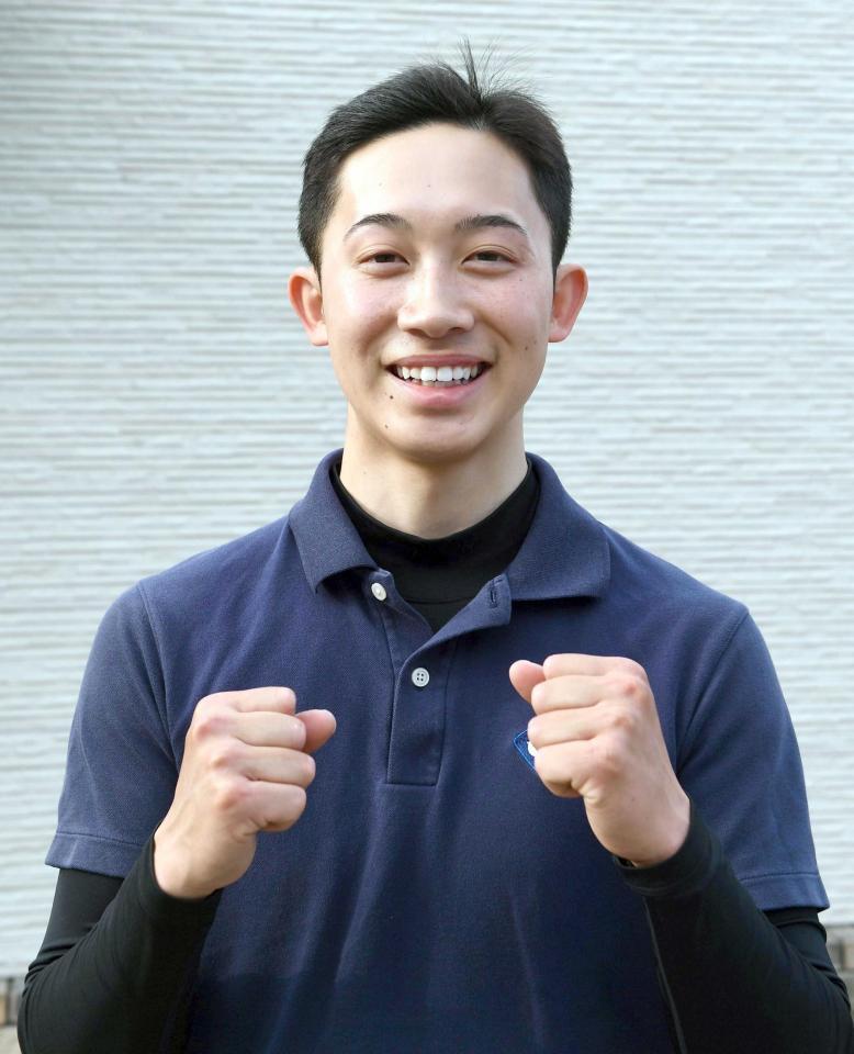 　笑顔でガッツポーズをする舟山（撮影・園田高夫）