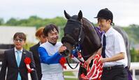ロードクロンヌを労う横山和生（中央）＝撮影・石湯恒介