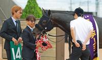 平安Ｓを制したロードクロンヌと四位洋文師（左から２人目）＝撮影・石湯恒介